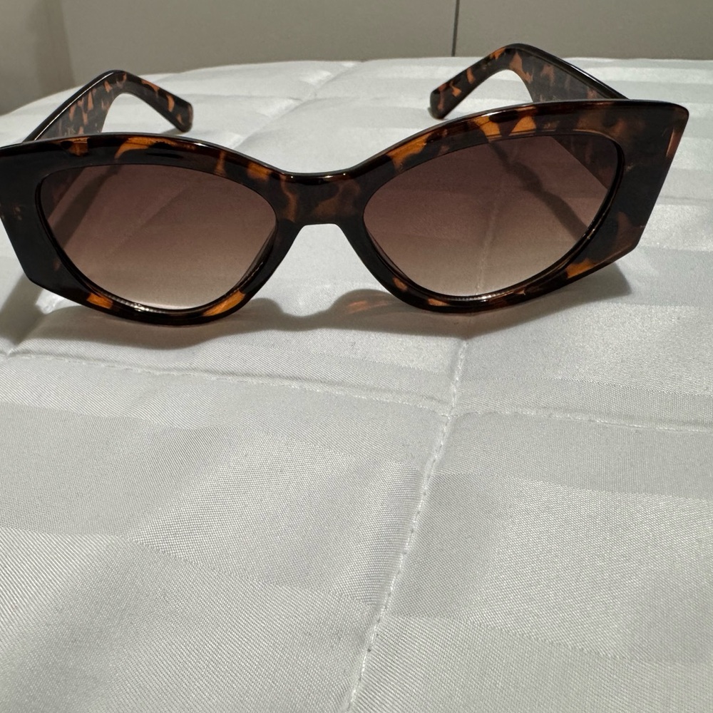 Tortoise Shell Cat-Eye Sunglasses